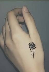 ლამაზი ხელის უკან ტოტემი ყვავილების ტატულის ნიმუშის სურათი