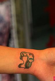moters rankos dramblio tatuiruotės modelis