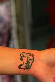modello di tatuaggio di elefante braccio di una donna