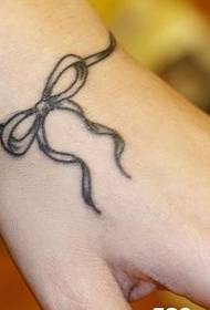 Flickahandled knuten tatuering bild
