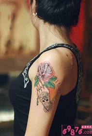 Bloeiende roos tattoo foto in die hand