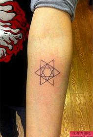 Hand eenvoudig geometrisch tattoo-patroon