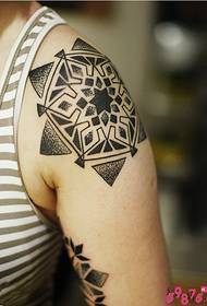 Lielās rokas sniegpārslas dzeloņainā mākslas tetovējuma attēls
