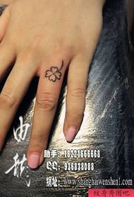 Chica dedo pequeño y clásico patrón de tatuaje de trébol de cuatro hojas