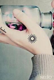 Maschera inglese fresca del tatuaggio del piccolo sole della mano delle ragazze
