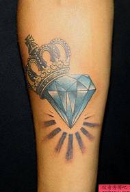 Gambar pertunjukan tato merekomendasikan pola jaring tato mahkota berlian