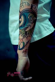 Köpekbalığı çiçek kol yaratıcı dövme resim