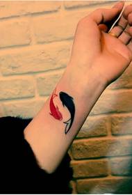 Sepasang gambar tato ikan mas kecil yang lucu di pergelangan tangan