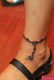 Modello tatuaggio lettera cavigliera