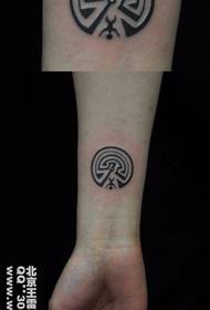 Modello di tatuaggio totem carino personalizzato a mano