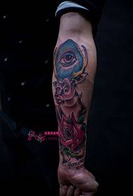 Ull creatiu de Déu amb imatge de tatuatge de braç de flor de cérvol