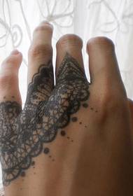 Bellissimo modello di tatuaggio in pizzo personalizzato a mano per godersi l'immagine
