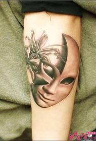 Imagen de tatuaje creativo de máscara de miedo de mano