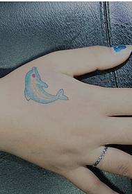 Ejiji mara mma na mma dị mma na-ele anya ụdị dolphin tattoo