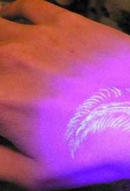 Ręcznie niewidoczny wzór tatuażu z piór