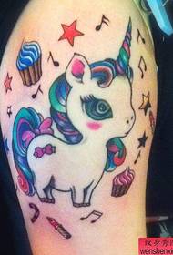 Patrón de tatuaxe de unicornio con vento de moda
