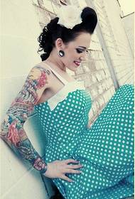 Лепа жена модног шареног цветног узорка тетоваже за уживање у сликама