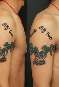 პიროვნება კაცი დიდი მკლავი მოდის კარგი ეძებს ჯაჭვური ტექსტი tattoo სურათს