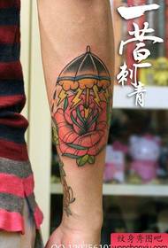 Mano bellissimo ombrello e modello di tatuaggio rosa