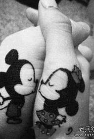 Ручная милая пара Микки Маус с татуировкой