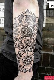 ett kreativt tatuering av totemblommor