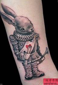 una piccola immagine del tatuaggio del coniglio sul braccio