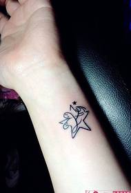 Šviežia mažos žvaigždės riešo tatuiruotės nuotrauka