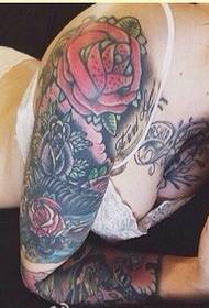 Immagine sexy del modello del tatuaggio del braccio del fiore di personalità femminile