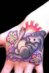 Imagen de patrón de tatuaje de conejo de dibujos animados hermosos de mano de belleza