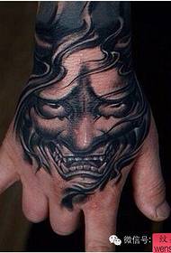 Eskuz sortutako zuri-beltzeko estilo tatuaje lana