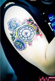Foto di tatuaggi vintage con orologio da taschino con braccio grande rosa