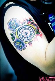 Grote arm roos zakhorloge vintage tattoo foto