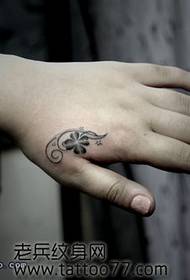 Красивая татуировка с четырьмя листьями клевера