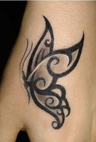 Piękno motyla totemowego wzoru tatuażu, aby cieszyć się obrazem