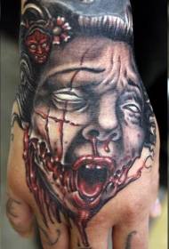 Scary geisha e modello del tatuaggio del diavolo sul dorso della mano