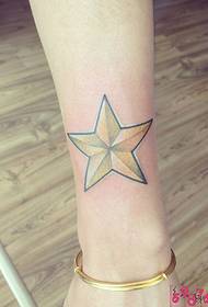 Fotografitë e tatuazhit me dore të krahut me pesë cepa me yje