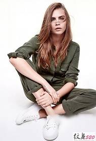 Supermodel Cara Devay qo'lda chiroyli zarb
