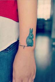 Жінка рука красиво дивлячись мультфільм кролик татуювання візерунок малюнок
