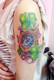 Zegar na ramieniu, czterolistny tatuaż z koniczyny