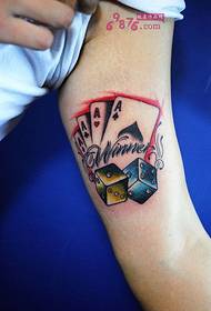 Татуировка суретіндегі Покерге арналған үлкен қару-жарақ