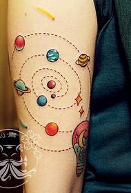 宇宙の星空の電球のタトゥーパターン
