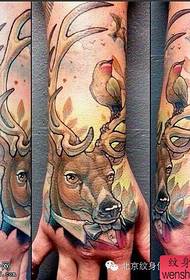 Un travagliu di tatuaggi antilope di culore di a manu hè spartutu da i tatuaggi