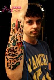 Immagini creative del tatuaggio del braccio del fiore dei ragazzi