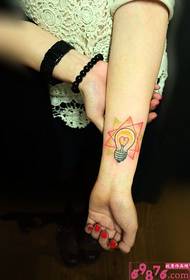 fotografia tatuazh dore e llambës së dritës trekëndëshe