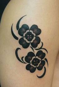 Immagine del modello del tatuaggio del totem del fiore fresco del grande braccio
