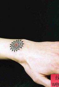 Малі свіжі руки класичний татуювання тотем працює