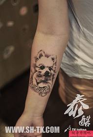 Rankinis mielas naminis šuo angliškos abėcėlės tatuiruotės modelis
