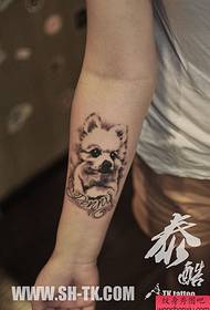 Hand cute pet dog English alphabet tattoo patroon