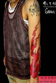 Modello di tatuaggio fiamma bello e bello sul braccio
