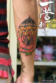 Mână frumoasă umbrelă și model de tatuaj trandafir